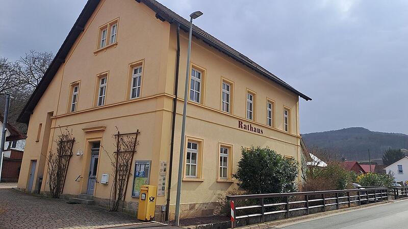 Schwer taten sich die Gemeinderäte in Leutenbach bei der jüngsten Sitzung im Rathaus (Bild), einen Mittelweg bezüglich der vom Gesetzgeber geforderten Anpassung der Grundsteuer-Hebesätze zu finden.Forchheim & Fränkische Schweiz Schwer taten sich die Gemeinderäte in Leutenbach bei der jüngsten Sitzung im Rathaus (Bild), einen Mittelweg bezüglich der vom Gesetzgeber geforderten Anpassung der Grundsteuer-Hebesätze zu finden.