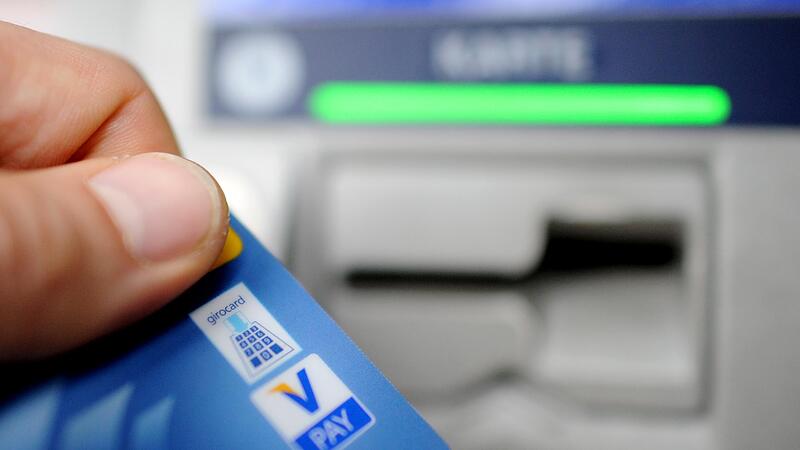 Werden immer mehr Bankfilialen durch Geldautomaten ersetzt? Glaubt man einer aktuellen Prognose, stehen die Filialen vieler Bank kurz vor dem Aus.. Werden immer mehr Bankfilialen durch Geldautomaten ersetzt? Glaubt man einer aktuellen Prognose, stehen die Filialen vieler Bank kurz vor dem Aus..