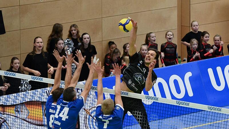 Jannis Hopt, hier bei einem Schmetterball, verl&auml;sst den VC Eltmann in Richtung Italien.