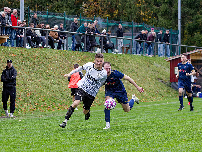 Jonas Beszczynski (links) vom VfR Katschenreuth setzt sich im Zweikampf energisch gegen den Bayreuther Marco Hamberger durch.