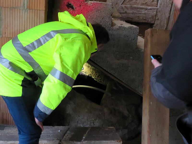 Blick in die Tiefe der Kellergewölbe – dahinter in der Bildmitte die noch unfertige Treppe nach oben. Das Bild entstand im Jahr 2024. Monika Schütz (Archiv) Blick in die Tiefe der Kellergewölbe – dahinter in der Bildmitte die noch unfertige Treppe nach oben. Das Bild entstand im Jahr 2024. Monika Schütz (Archiv)