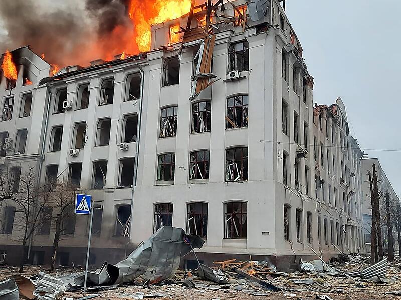Dieses vom ukrainischen Katastrophenschutz ver&ouml;ffentlichte Foto zeigt einen Brand in einem Fakult&auml;tsgeb&auml;ude der Universit&auml;t Charkiw, der durch einen russischen Raketenangriff verursacht wurde. Russland hat seinen Angriff auf die zweitgr&ouml;&szlig;te Stadt der Ukraine fortgesetzt, obwohl beide Seiten erkl&auml;rt haben, dass sie bereit sind, die Gespr&auml;che wieder aufzunehmen.