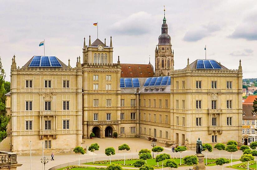 Eine Photovoltaikanlage auf Schloss Ehrenburg in Coburg? Was für die einen wohl regelrecht eine Horrorvorstellung ist, wäre für andere eine sinnvolle Symbiose aus Tradition und Moderne. Eine Photovoltaikanlage auf Schloss Ehrenburg in Coburg? Was für die einen wohl regelrecht eine Horrorvorstellung ist, wäre für andere eine sinnvolle Symbiose aus Tradition und Moderne.