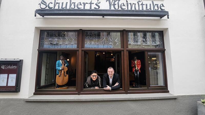 Marika Hoffmann und Toni Schick: Bald zieht die Wirtin ins Haus des Unternehmers.