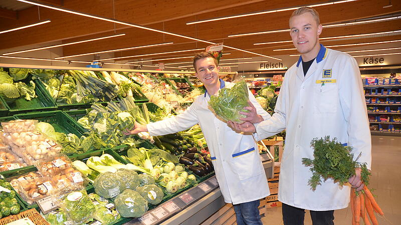 Hand in Hand räumen Eigentümer und Ausbilder Markus Börschel (links) und sein erfolgreicher frisch gekürter Kaufmann im Einzelhandel Johannes Korn die vielerlei Frischgemüsearten ordentlich in die Regale ein.
