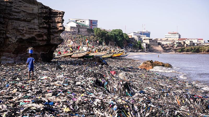 Textilmüll am Strand von Accra Textilmüll am Strand von Accra