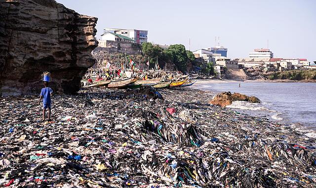 Textilmüll am Strand von Accra