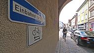 Radfahrer und Autofahrer haben in und um Coburg (hier das Ketschentor) oft gefährliche Begegnungen.