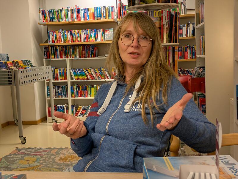 Buchhändlerin Stefanie Greber schließt ihr Buchcafé in der Herzogenauracher Hauptstraße. In ihrer Buchhandlung soll es bald einen neuen Wohlfühlort geben