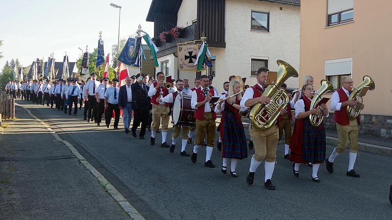 Die Hesselbacher Musikanten f&uuml;hrten den Festzug an.
