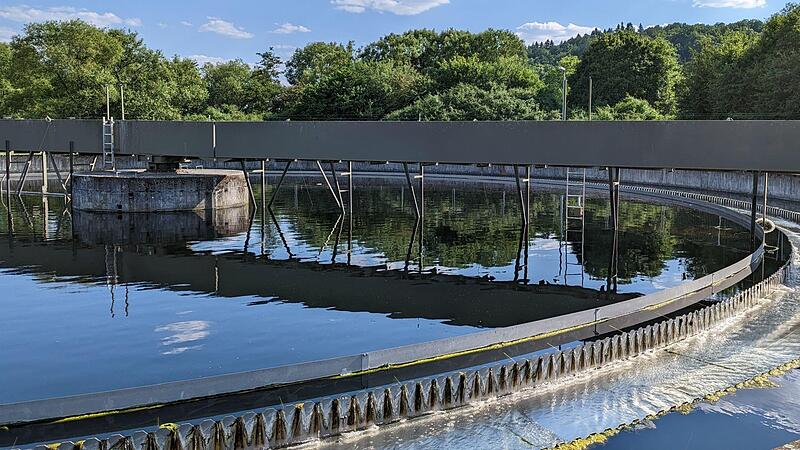 Was vom Absetzbecken in die Itz flie&szlig;t, schaut sehr sauber aus. Doch Spuren von Medikamenten und Chemikalien sind immer noch enthalten.