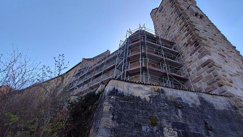 Die Wallmauer zwischen Carl-Eduard-Bau und Rotem Turm auf der Veste wird grundlegend saniert.