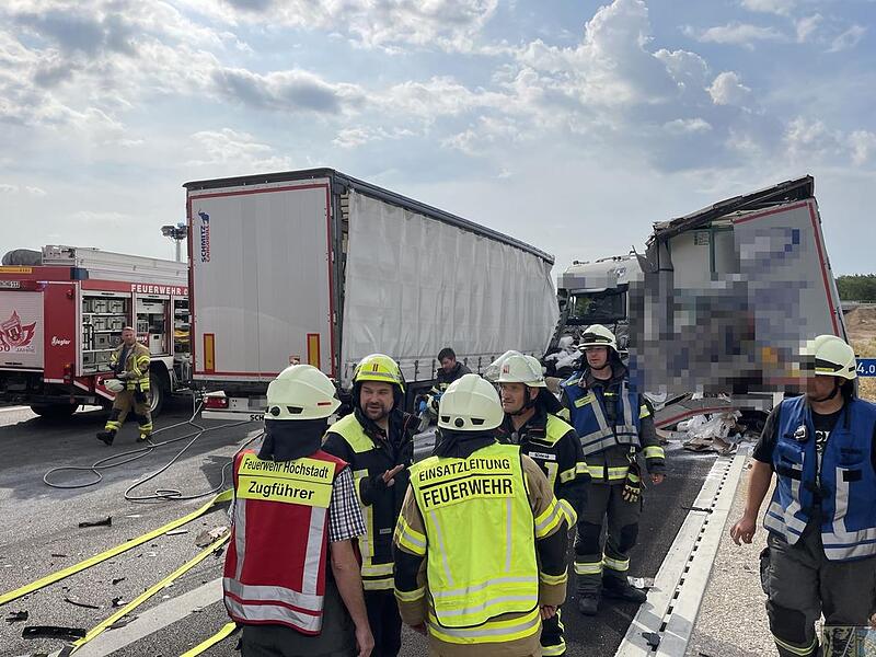Der Lastwagenunfall legte die Autobahn in Fahrtrichtung mehrere Stunden lahm.
