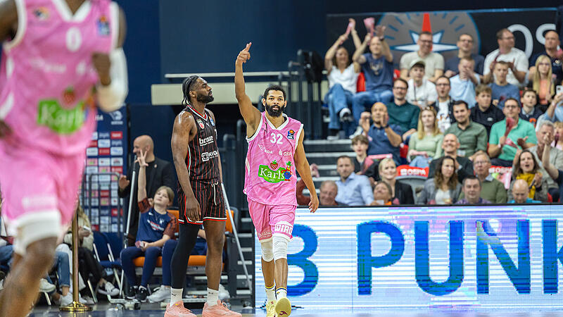 Pedro Bradshaw feiert einen Dreier, während KeyShawn Feazell (links) frustriert dreinblickt.