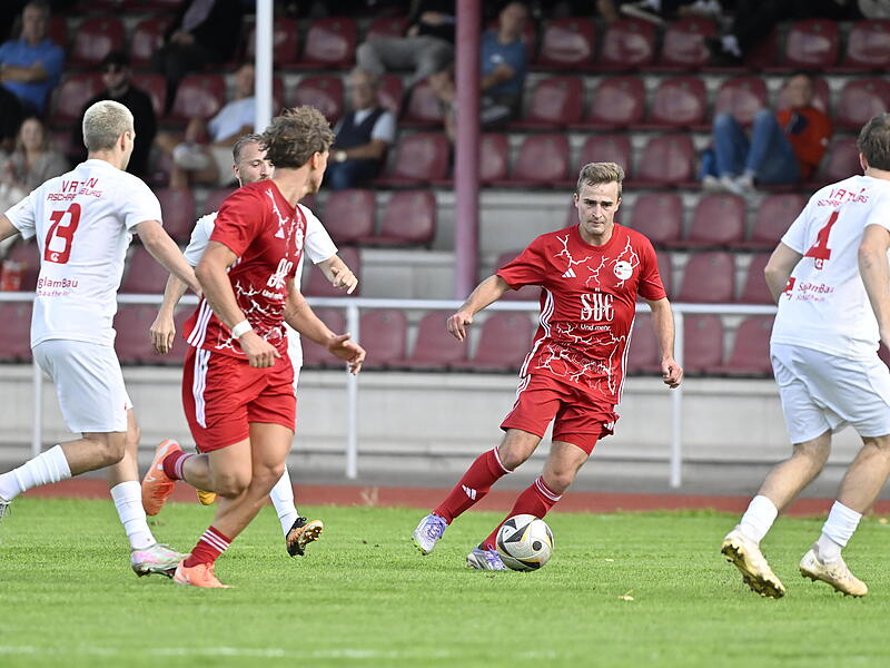 Vor zwei Wochen gegen Vatanspor Aschaffenburg verirrten sich nur 100 Zuschauer ins Coburger Dr.-Stocke-Stadion. Am Freitagabend sollen deutlich mehr Fußballinteressierte Adrian Guhling (am Ball) & Co. sehen. Hagen Lehmann Vor zwei Wochen gegen Vatanspor Aschaffenburg verirrten sich nur 100 Zuschauer ins Coburger Dr.-Stocke-Stadion. Am Freitagabend sollen deutlich mehr Fußballinteressierte Adrian Guhling (am Ball) & Co. sehen. Hagen Lehmann
