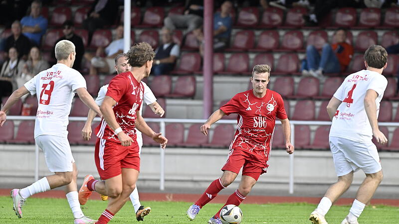 Vor zwei Wochen gegen Vatanspor Aschaffenburg verirrten sich nur 100 Zuschauer ins Coburger Dr.-Stocke-Stadion. Am Freitagabend sollen deutlich mehr Fu&szlig;ballinteressierte Adrian Guhling (am Ball) & Co. sehen. Hagen Lehmann