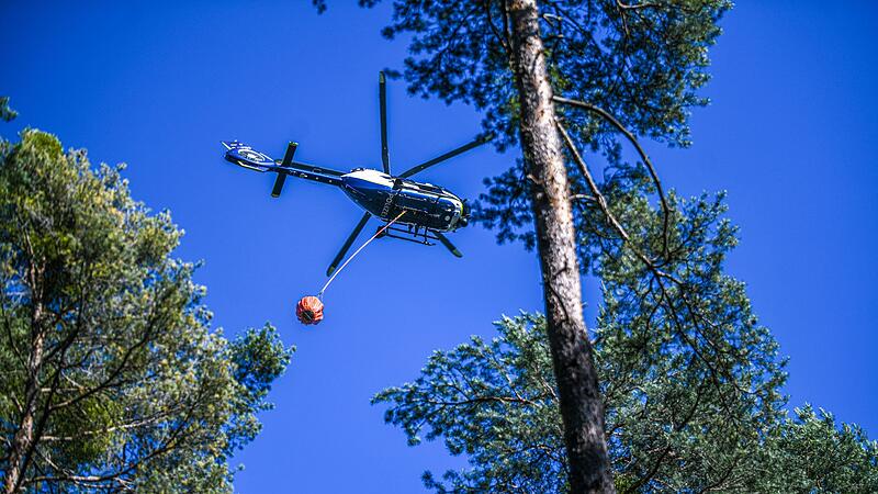 Löschhubschrauber bei Waldbrand Löschhubschrauber bei Waldbrand