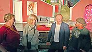 Landrat Thomas Bold im Gespräch mit Ehrenamtlichen aus Oerlenbach (von links): Bärbel Kiesel, Sissi Schmitt und Thomas Saal.