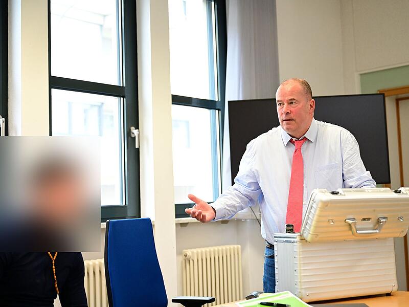 Der Angeklagte und sein Rechtsanwalt Thomas Drehsen aus Bamberg kurz vor Aufruf der Sache