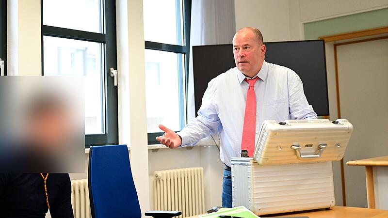 Der Angeklagte und sein Rechtsanwalt Thomas Drehsen aus Bamberg kurz vor Aufruf der Sache