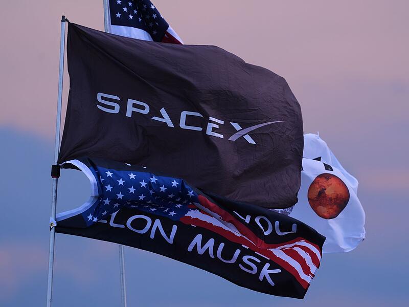 SpaceX- und Elon-Musk-Flaggen