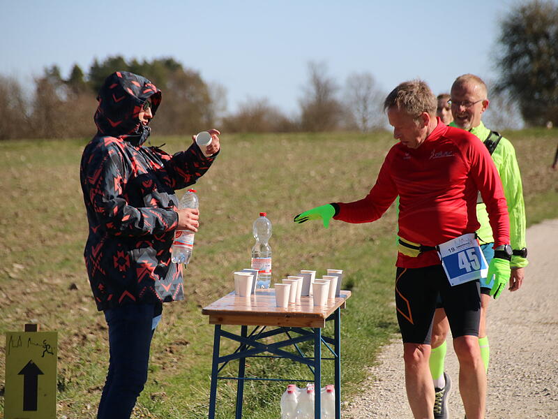 Strahlender Sonnenschein, aber nur niedrige Plusgrade erwartete die L&auml;ufer beim 19. Obermain-Marathon rund um Bad Staffelstein. Die Marathon-Strecke f&uuml;hrte wieder an den beiden Wahrzeichen der Kurstadt, dem Kloster Banz und der Basilika Vierzehnheiligen vorbei.