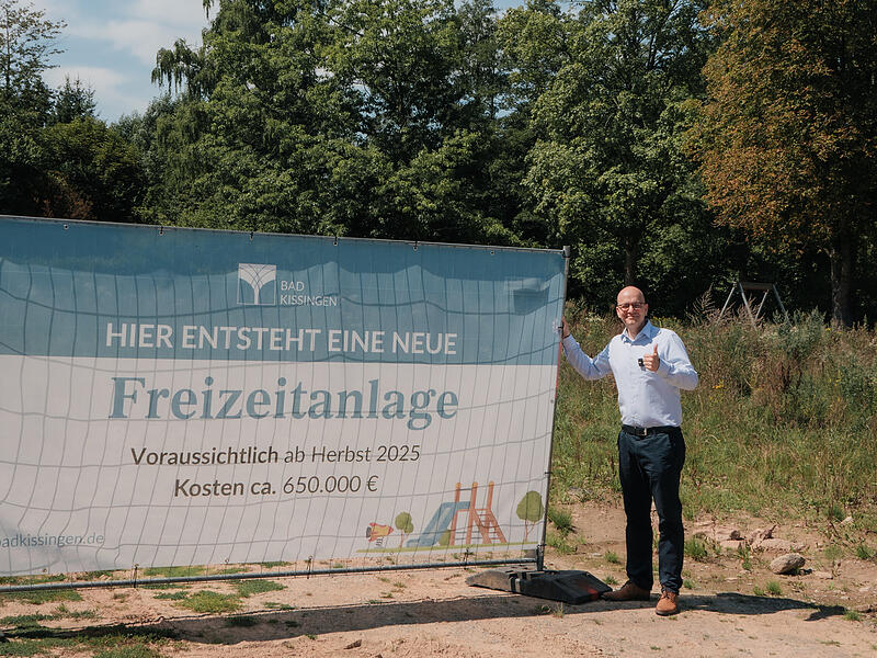 Oberbürgermeister Dirk Vogel in Garitz: In unmittelbarer Nähe des Kreisels entsteht ein komplett neuer Spielplatz, das „Plätzle“.