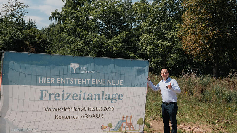 Oberbürgermeister Dirk Vogel in Garitz: In unmittelbarer Nähe des Kreisels entsteht ein komplett neuer Spielplatz, das „Plätzle“.