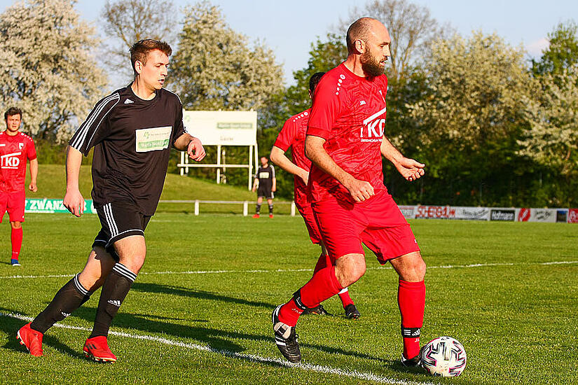 Michael Kriete (re., hier noch als Burker Spieler) wird kommende Saison Trainer des FC Burk II.