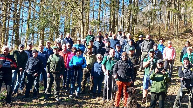 Fast 60 M&auml;nner und Frauen haben an der Riedenberger Grenzwanderung teilgenommen.