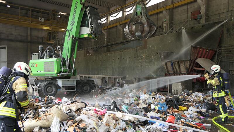 Der brennende Restm&uuml;ll wurde mit einem Greifer aus dem Bunker geholt und abgel&ouml;scht.
