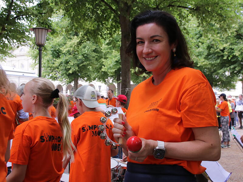 Auch Bundestagsabgeordnete Dorothee B&auml;r nahm mit Rasseln am Symphonic Mob 2023 teil.