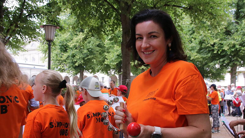Auch Bundestagsabgeordnete Dorothee Bär nahm mit Rasseln am Symphonic Mob 2023 teil.Das war der Bad Kissinger Symphonic Mob 2023 Auch Bundestagsabgeordnete Dorothee Bär nahm mit Rasseln am Symphonic Mob 2023 teil.