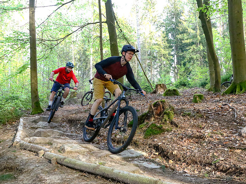 Eine Gruppe  Mountainbiker baut an den Bierstadt-Trails in den W&auml;ldern rund um Kulmbach. Die Radler d&uuml;rfen sich auf Strecken  mit verschiedenen Schwierigkeitsgraden freuen.