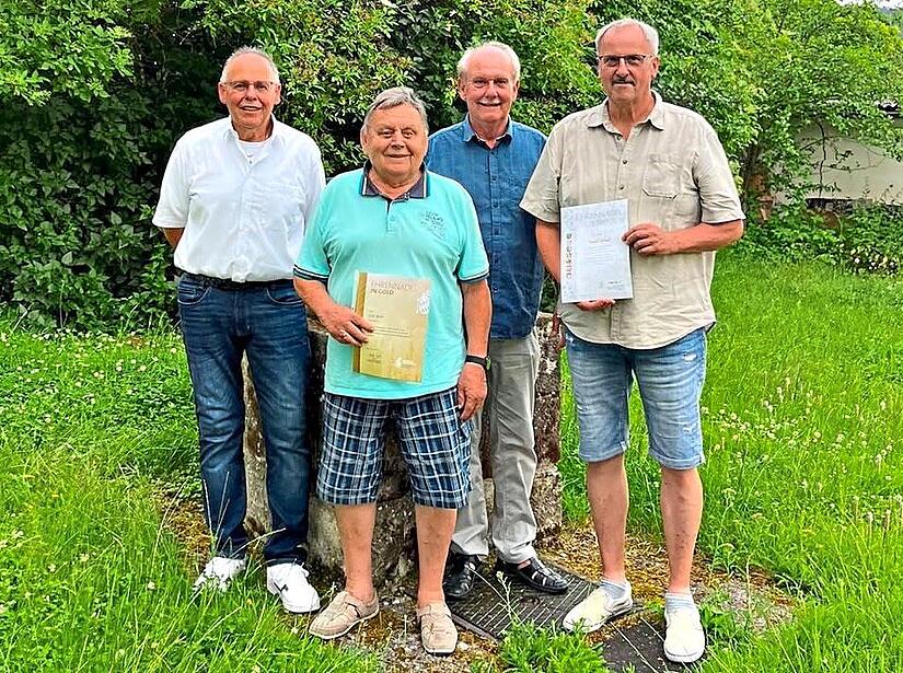 Ehrungen beim Gartenbauverein Gundelsdorf: (v.l.) 1. Vorsitzender Stefan Auer, Jubilar Udo Auer (40 Jahre, Gründungs- und Ehrenmitglied), Schriftführer Rainer Körner, Jubilar Harald Dehmel (25 Jahre). K.- H. Hofmann Ehrungen beim Gartenbauverein Gundelsdorf: (v.l.) 1. Vorsitzender Stefan Auer, Jubilar Udo Auer (40 Jahre, Gründungs- und Ehrenmitglied), Schriftführer Rainer Körner, Jubilar Harald Dehmel (25 Jahre). K.- H. Hofmann