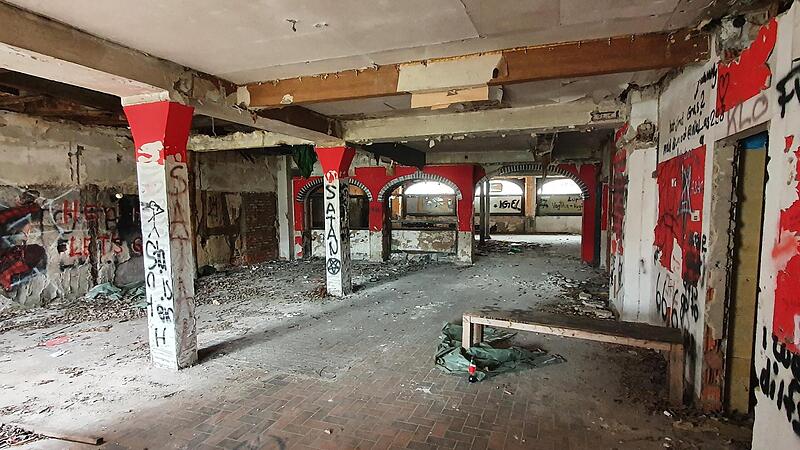 Der Verfall h&auml;lt die Ruine fest im Griff, die einst den Gasthof Roter Ochse beherbergt hat.