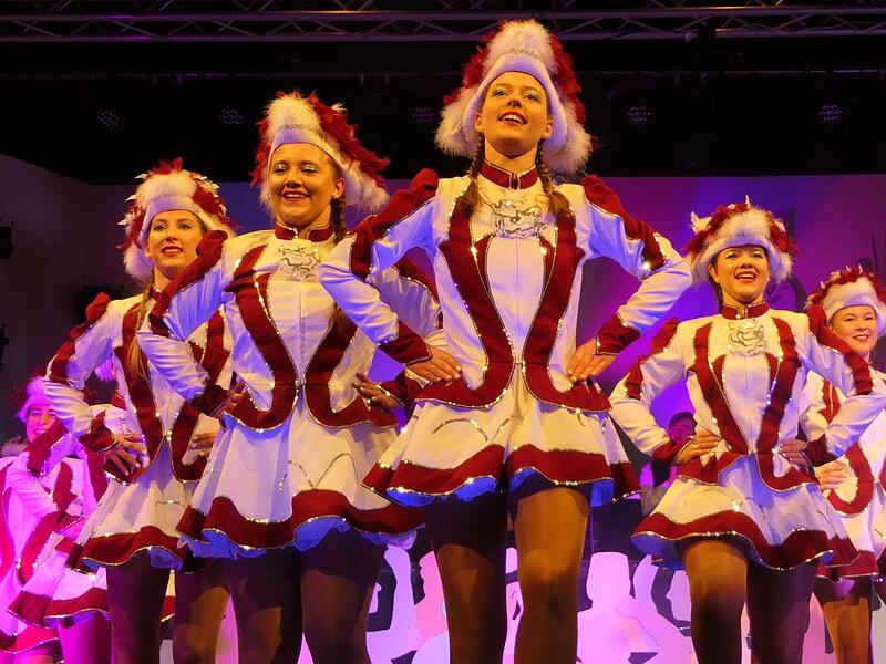 Fasching in Haßfurt: Büttensitzungen der „Elf Weisen Hasen“ mit Garde und Präsidentin