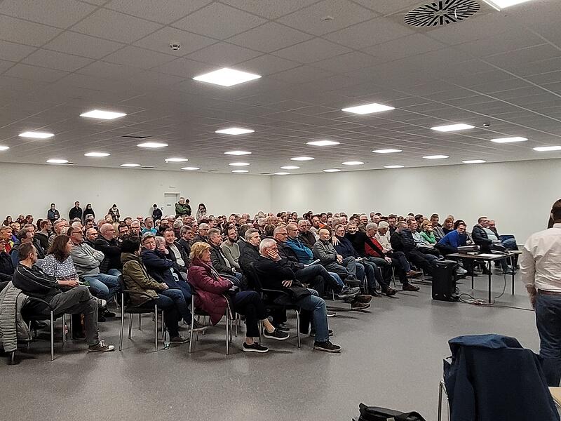 Nahw&auml;rme: 280 Menschen waren Ende Februar bei der Infoveranstaltung in Hausen.