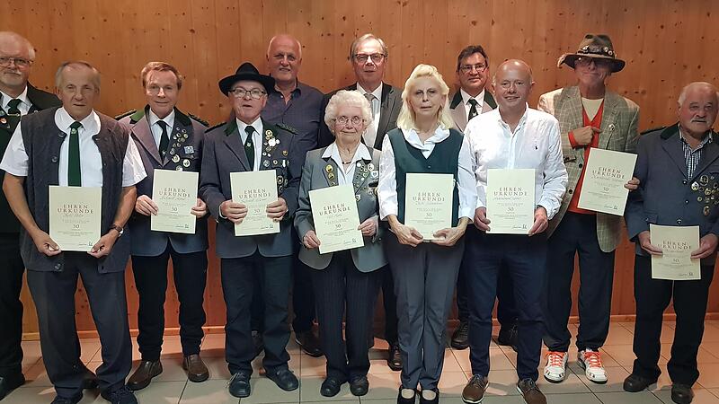 Seit 50 fünf Jahrzehnten dabei sind diese Jubilare. Im Hintergruns stehen die Oberen des Vereins und Bürgermeister Bernhard Russ.