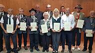 Seit 50 fünf Jahrzehnten dabei sind diese Jubilare. Im Hintergruns stehen die Oberen des Vereins und Bürgermeister Bernhard Russ.
