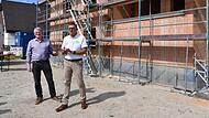 Andreas Heipp, Vorstandssprecher der Joseph-Stiftung (links), und Erster Bürgermeister Ludwig Wahl (Freie Wähler) sprechen während des Richtfests in Röttenbach Dankesworte.
