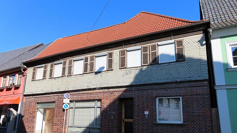 Das Geb&auml;ude in der Horsdorfer Stra&szlig;e 1, neben dem ehemaligen Mode Dinkel, soll bald wieder aufbl&uuml;hen.