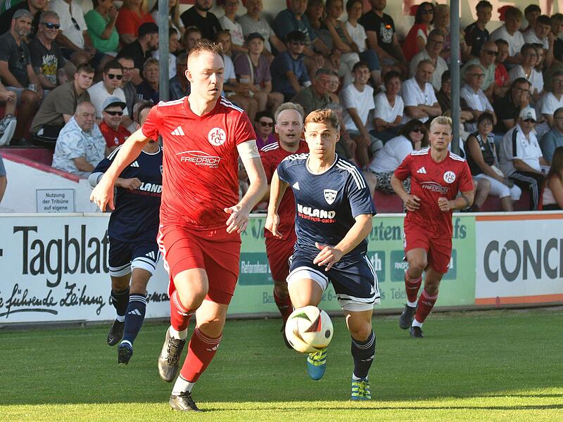 Der FC Lichtenfels um Kapitän Kevin Wige (am Ball)  sichern sich einen Punkt in Karlburg.