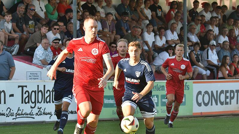 Der FC Lichtenfels um Kapitän Kevin Wige (am Ball)  sichern sich einen Punkt in Karlburg.