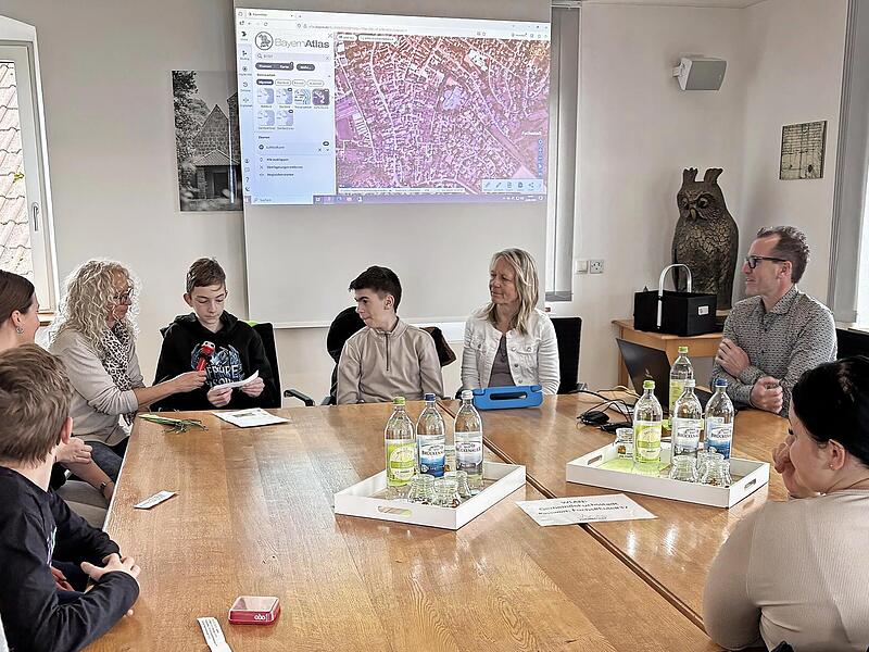 Die Klasse M3 der Katharinen-Schule gratuliert dem B&uuml;rgermeister Ren&eacute; Gerner von Fuchsstadt zur Wahl.