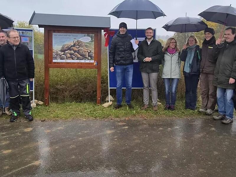 Unser Bild zeigt bei der Eröffnung Bürgermeister Martin Bernreuther (Sechster von links) mit Landrat Jonas Gleich (rechts daneben) sowie mit (von links) Stefan Funke, Martin Hohenberger, Thomas Lauterbach, Sven Erlmann, Erwin Schneider, Nadine Men... Unser Bild zeigt bei der Eröffnung Bürgermeister Martin Bernreuther (Sechster von links) mit Landrat Jonas Gleich (rechts daneben) sowie mit (von links) Stefan Funke, Martin Hohenberger, Thomas Lauterbach, Sven Erlmann, Erwin Schneider, Nadine Men...