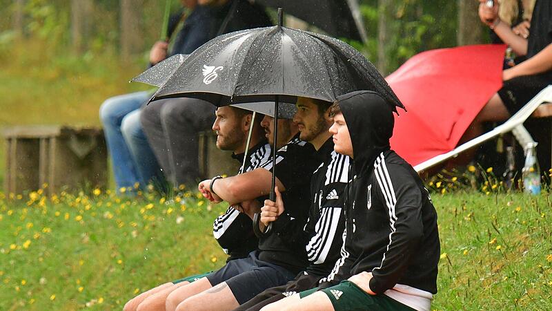 Im Regen sitzen lassen: Keinen Schirmherren hatte dieser Auswechselspieler des TSV Marktzeuln beim Spiel der Kreisliga Kronach in Baiersdorf.