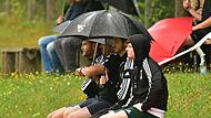 Im Regen sitzen lassen: Keinen Schirmherren hatte dieser Auswechselspieler des TSV Marktzeuln beim Spiel der Kreisliga Kronach in Baiersdorf.