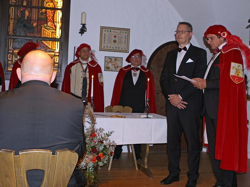 Die Rytterschaft nahm im Ryttersaal die Junker Marco und Roland in ihre Gemeinschaft auf. Die Rytterschaft nahm im Ryttersaal die Junker Marco und Roland in ihre Gemeinschaft auf.
