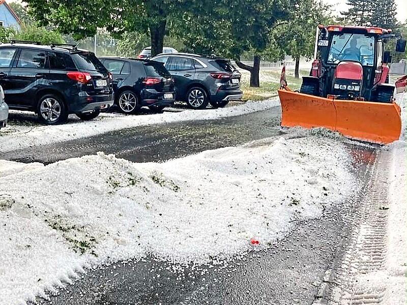Der Schneeschieber kam im Burghausen zum Einsatz &ndash; wohl das erste Mal &uuml;berhaupt im Juli.Dominik Kuhn